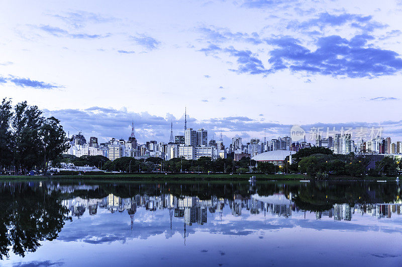 从巴西伊比拉普埃拉公园(Ibirapuera Park)可以看到圣保罗令人惊叹的美景